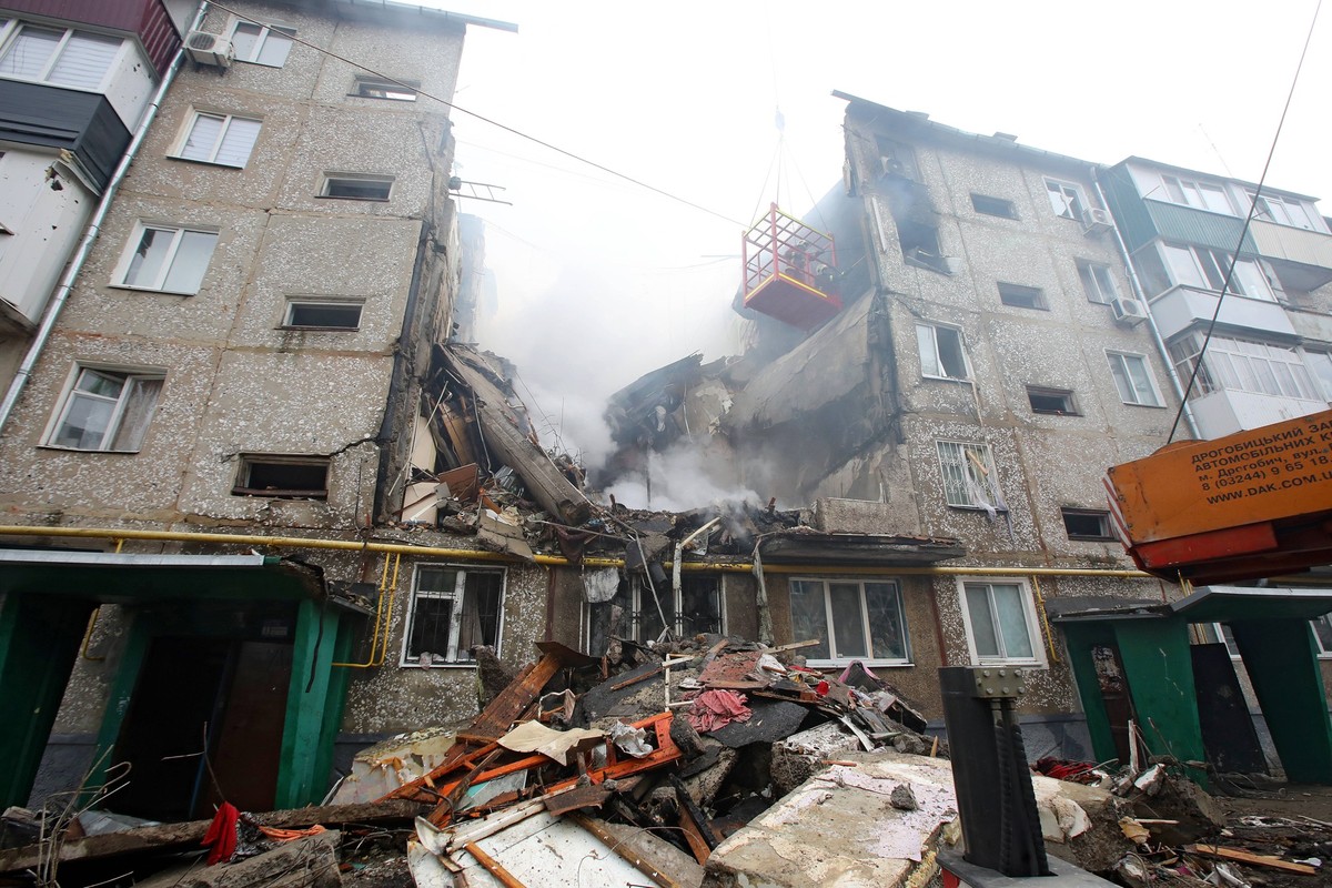 News Bilder des Tages SUMY, UKRAINE - MARCH 13, 2023 - Aftermath of a Shahed drone attack launched by Russian troops on a five-story residential building in Sumy, north-eastern Ukraine. Russian UAV hi ...