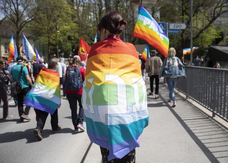 Unter dem Motto &quot;Frieden statt Krieg exportieren&quot; demonstrieren die Teilnehmer waehrend dem traditionellen Ostermarsch fuer eine friedlichere Welt, am Ostermontag, 22. April 2019 in Bern. (K ...