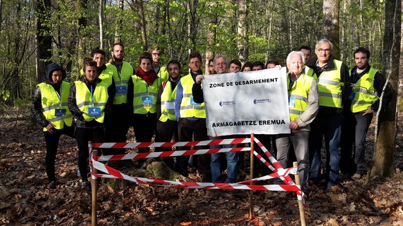 Eine Gruppe der Organisation "Handwerker des Friedens" steht am 08.04.2017 an einem der offengelegten Waffenverstecke der baskischen Separatistenorganisation ETA in Frankreich.