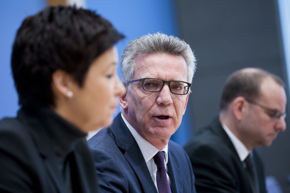 Bamf-Leiterin Jutta Cordt mit Seehofers Vorgänger Thomas de Maizière, CDU (M.).