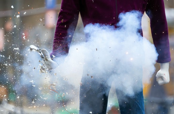 30.12.2024, Berlin: Ein illegaler Böller explodiert während einer Pressevorführung der Berliner Feuerwehr in der Hand einer Puppe. Die Feuerwehr informierte während der traditionellen Pressekonferenz  ...