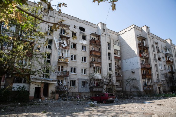 DIESES FOTO WIRD VON DER RUSSISCHEN STAATSAGENTUR TASS ZUR VERFÜGUNG GESTELLT. [LUGANSK REGION, UKRAINE - MAY 29, 2022: A view of an apartment building damaged by shelling in the embattled city of Sev ...