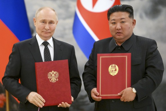 ARCHIV - 19.06.2024, Nordkorea, Pjöngjang: Dieses von der staatlichen russischen Nachrichtenagentur Sputnik via AP veröffentlichte Foto zeigt den russischen Präsidenten Wladimir Putin (l) und den nord ...