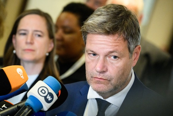 07.12.2022, Südafrika, Johannesburg: Robert Habeck (Bündnis 90/Die Grünen), Bundesminister für Wirtschaft und Klimaschutz, äußert sich nach seinen Gesprächen beim vierten German - African Business Sum ...