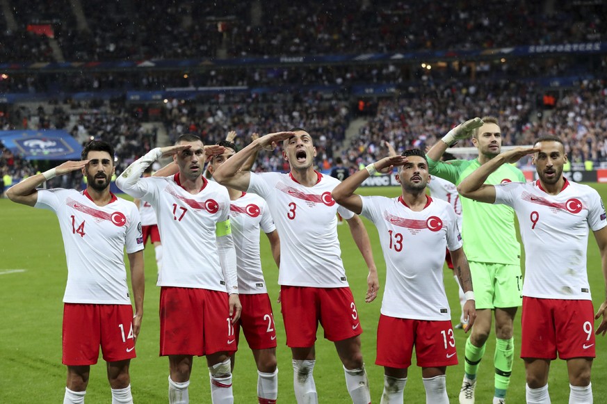 Die türkischen Nationalspieler salutierten auch in Frankreich.