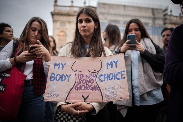 28.09.2022, Italien, Turin: Frauen protestieren am Internationalen Aktionstag f�r das Recht auf sichere Abtreibung. Am 28. September wird weltweit f�r das Recht auf sicheren und legalen Zugang zu Schw ...