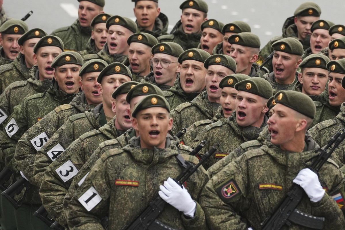 05.05.2025, Russland, St. Petersburg: Russische Soldaten marschieren zu einer Probe für die Militärparade zum Tag des Sieges in St. Petersburg. Foto: Dmitri Lovetsky/AP/dpa +++ dpa-Bildfunk +++