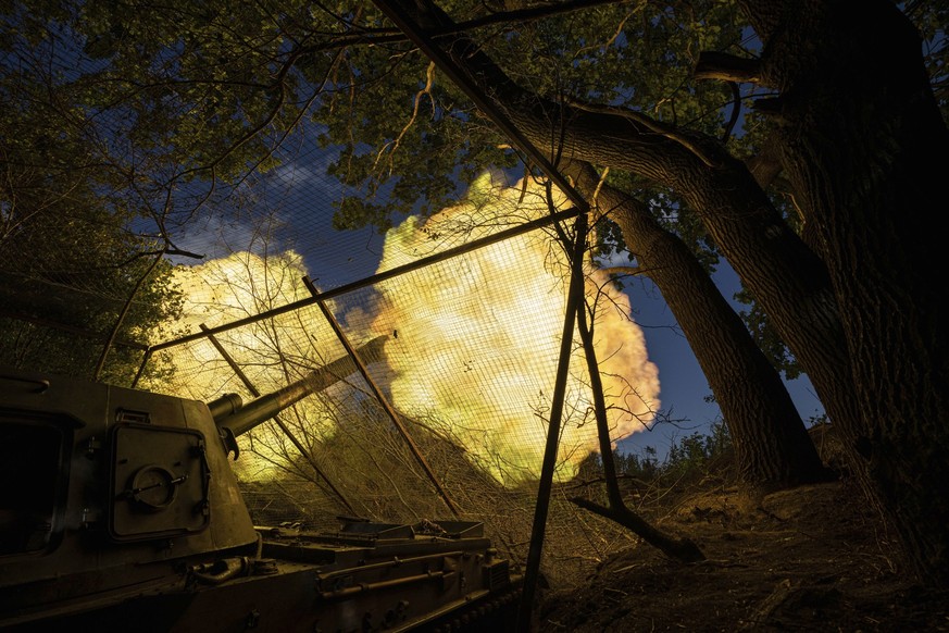 20.06.2023, Ukraine, Awdijiwka: Eine ukrainische selbstfahrende Artillerie der 30. Brigade feuert auf eine russische Stellung in der Region Donezk. Foto: Evgeniy Maloletka/AP/dpa +++ dpa-Bildfunk +++