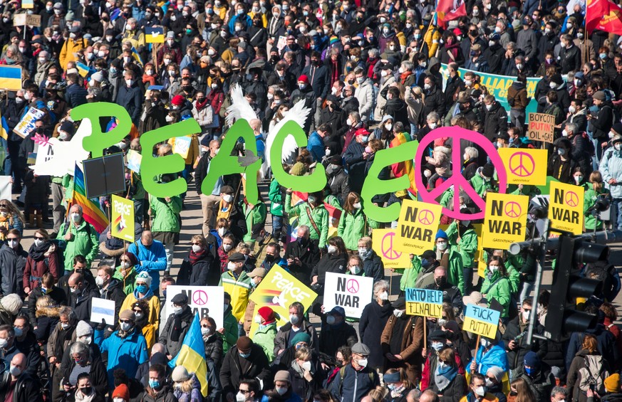 Auf dem Jungfernstieg in Hamburg sowie in Berlin, Frankfurt am Main, Leipzig und Stuttgart haben am Sonntag insgesamt 125.000 Menschen gegen Russlands Krieg in der Ukraine protestiert. 