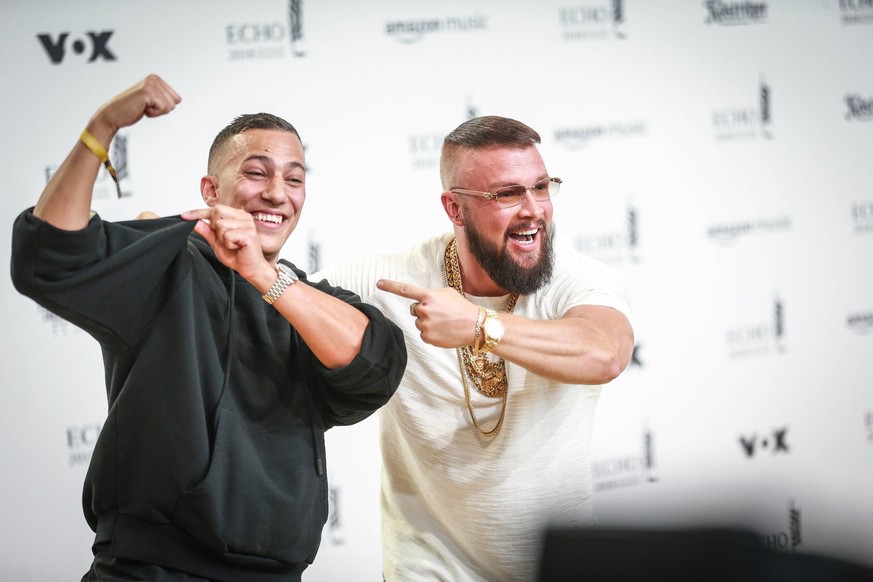 Rapper Kollegah und Farid Bang auf dem Roten Teppich bei der Verleihung des ECHO 2018 in Berlin. *** Rappers Kollegah and Farid Bang on the red carpet at the ECHO 2018 awards in Berlin Copyright: xEve ...