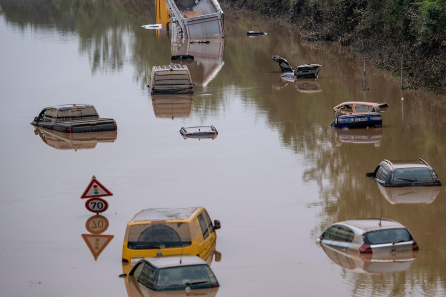 17.07.2021, Nordrhein-Westfalen, Erftstadt: Autos stehen auf der überfluteten Bundesstraße 265 im Wasser. In Nordrhein-Westfalen sind nach Angaben der Landesregierung mehr als 19 000 Einsatzkräfte an  ...