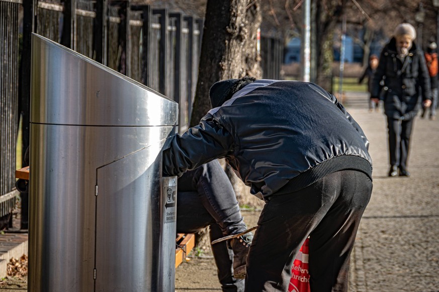 Potsdam, Mann sucht in Papierkorb Potsdam *** Potsdam, man looking in wastebasket Potsdam