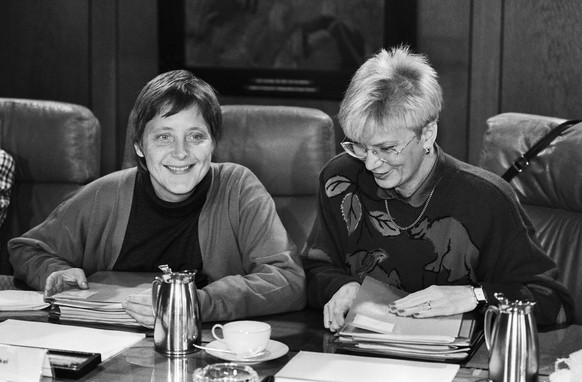 Deutschland, Bonn, 30.09.1991. Archiv.: 29-13-13 Kabinettssitzung Foto: Angela Merkel im Gespr�ch mit Gerda Hasselfeldt Angela Merkel *** Germany, Bonn, 30 09 1991 archive 29 13 13 cabinet meeting pho ...