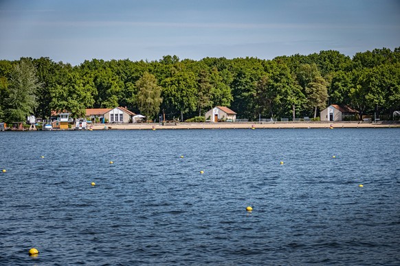 Berlin Köpenick: Fluss DAHME in Grünau ggü Strandbad Wendenschloss Berlin *** Berlin Köpenick River DAHME in Grünau ggü Strandbad Wendenschloss Berlin