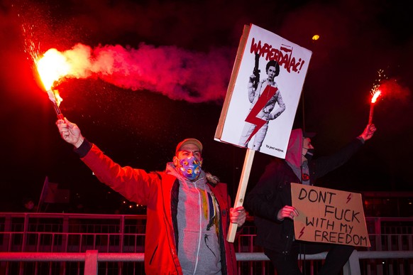 Der rote Blitz ist das Zeichen der Bewegung, die für das Selbstbestimmungsrecht der Frauen kämpft.