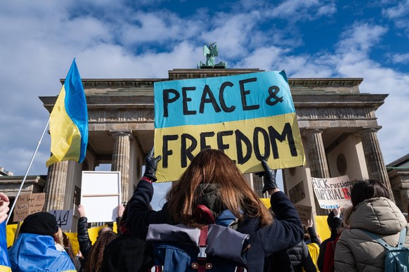 24.02.2024, Berlin, Deutschland, Europa - Circa 2000 Menschen nehmen an einer friedlichen pro-ukrainischen Protestkundgebung zum zweiten Jahrestag des russischen Angriffs auf die Ukraine auf dem Platz ...