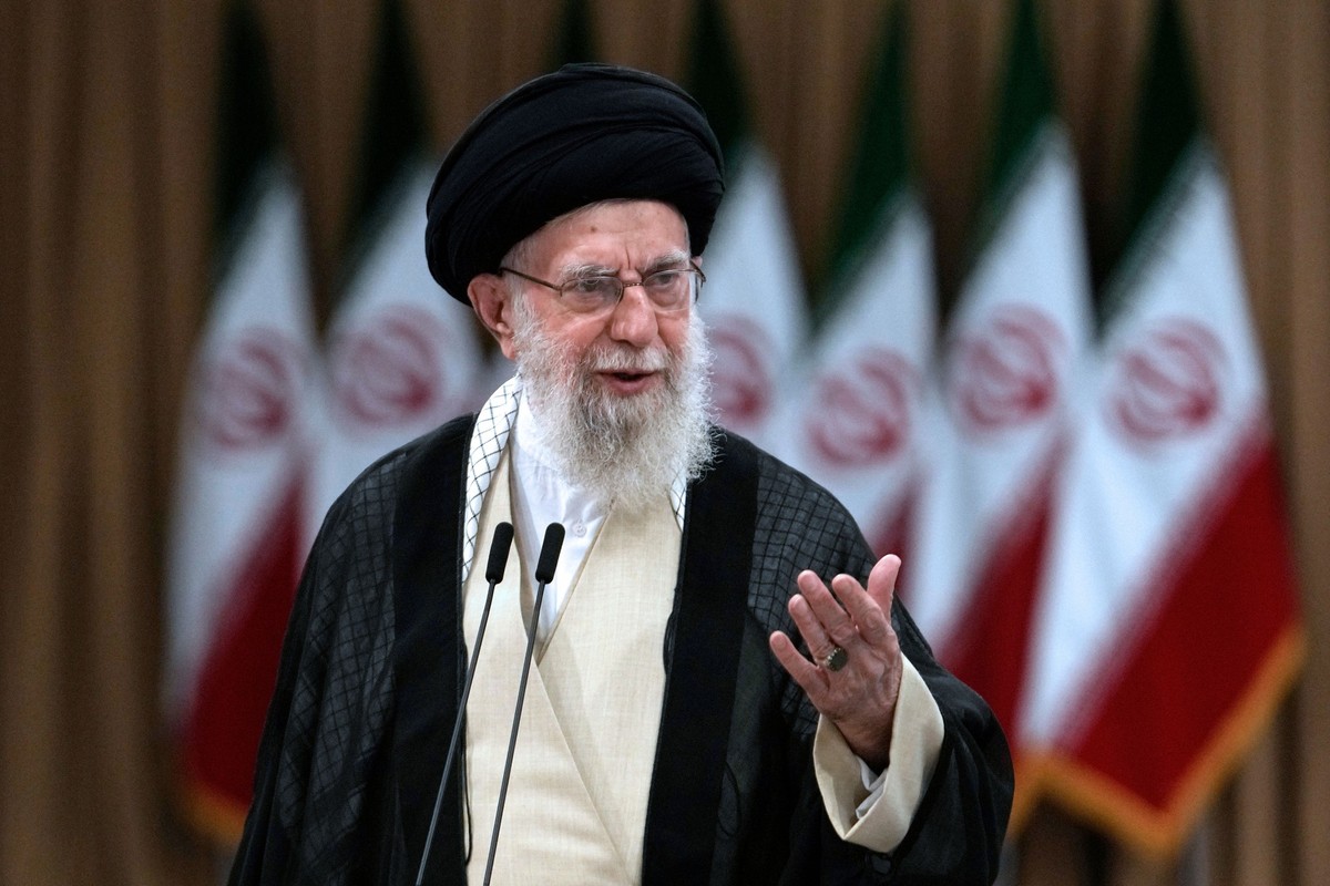 ARCHIV - 05.07.2024, Iran, Teheran: Irans Religionsführer Ajatollah Ali Chamenei spricht bei der Stimmabgabe für die Präsidentschaftsstichwahl. (zu dpa: «Irans Religionsführer droht Israel») Foto: Vah ...