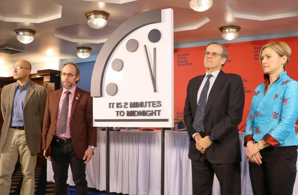 Themen der Woche Bilder des Tages Doomsday Clock moves ahead Board members of the magazine Bulletin of the Atomic Scientists present a panel in Washington on Jan. 25, 2018, showing the minute hand on  ...