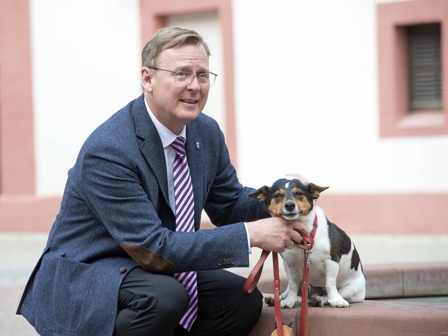 Bodo Ramelow, Ministerpraesident Thueringens, mit seinem Hund Attila, Jack-Russell-Terrier, am Tag der offenen Tuer und dem Europafest der Thueringer Staatskanzlei am Sonntag, 13.09.2015, in Erfurt. D ...