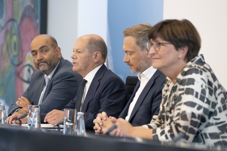 Anfang September hatte der Koalitionsausschuss das dritte Entlastungspaket beschlossen. Im Bild: Grünen-Chef Omid Noripour (v.l.), Olaf Scholz, Christian Lindner und SPD-Chefin Saskia Esken.
