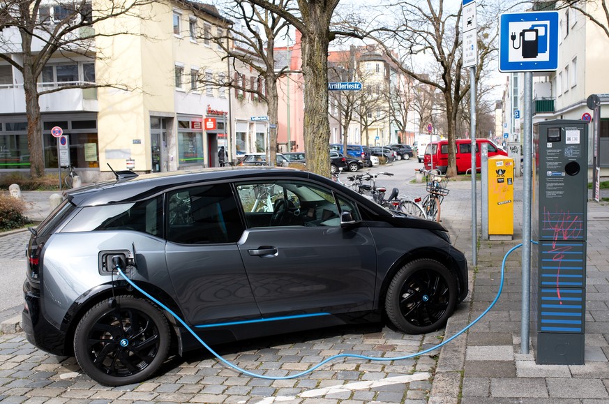 ARCHIV - 26.03.2020, Bayern, Forstinning: Ein Elektroauto wird an einer Lades