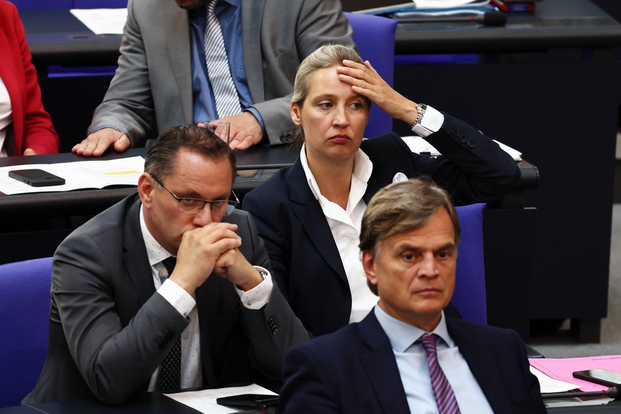 Bernd Baumann R, Alice Weidel C und Tino Chrupalla L auf den Baenken der AfD waehrend der Debatte nach der Regierungserklaerung des Bundeskanzlers im Bundestag in Berlin am 19. Mai 2022. Bundeskanzler ...