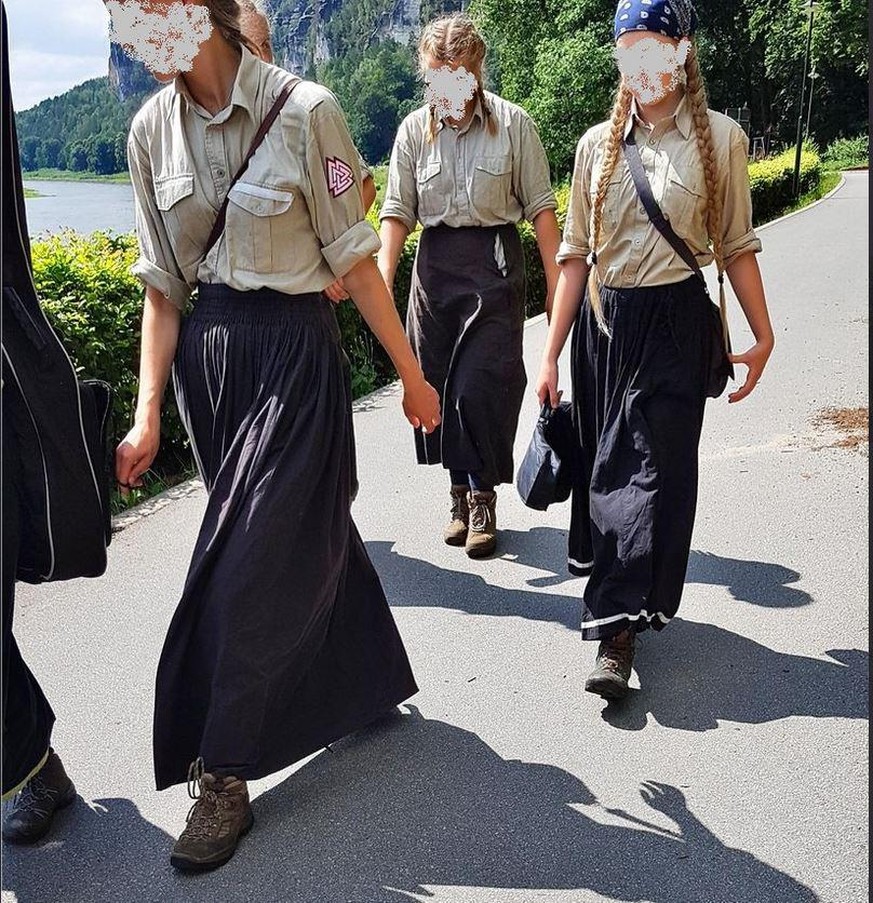 Das Bild einer offensichtlich rechtsnationalen Mädchengruppe nahe Dresden.