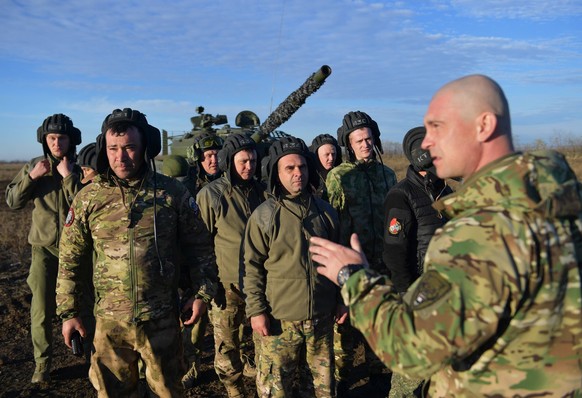 Russia Ukraine Military Operation Tank Crews 8556392 08.11.2023 Crew members of Russian Army T-62 tanks listen to an instructor at a training ground in the course of Russia s military operation in Ukr ...
