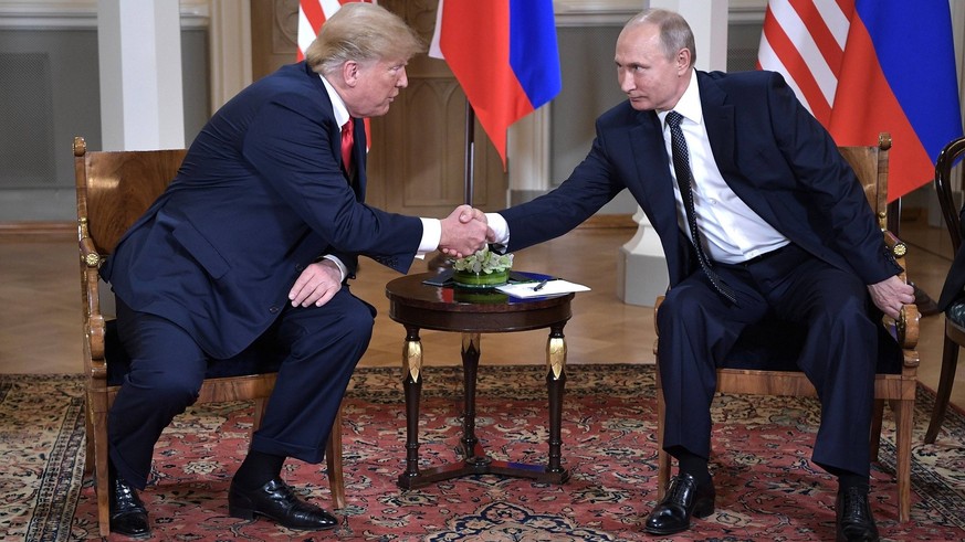 News Bilder des Tages July 16, 2018 - Moscow, Russia - Russian President Vladimir Putin, right, shakes hands with U.S. President Donald Trump at the start of a bilateral meeting during the U.S. - Russ ...