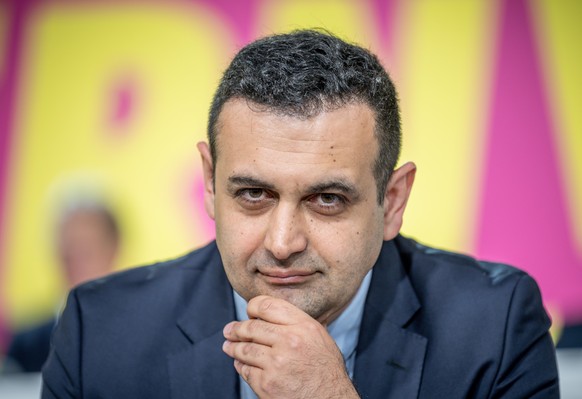 Der designierte FDP-Generalsekretär, Bijan Djir-Sarai, verfolgt die Debatte beim FDP-Bundesparteitag. Bei dem ersten Präsenzparteitag der FDP nach dem Beginn von Corona wollen die Delegierten unter an ...