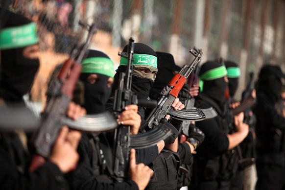 PSE,Militaerlager der Hamas 29.01.2015, Gaza Stadt, PSE,Militaerlager der Hamas, im Bild palaestinensische Jugendliche waehrend einer Abschlussfeier eines Militaerlagers der Hamas // Militants of Ezz  ...