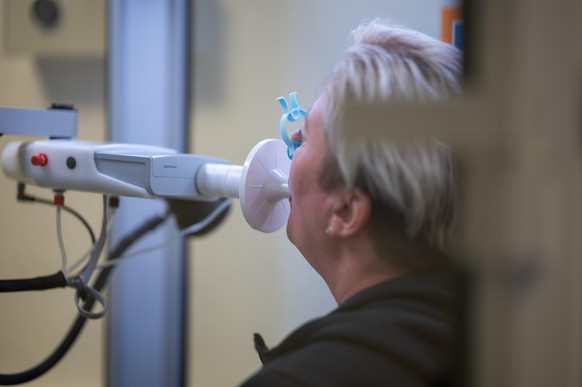 Long Covid Patientin Sandra Greco macht einen Lungenfunktionstest im Centrum für Pneumologie der Hufeland-Klinik. Nach einer Covid-19-Erkrankung kann eine Rehabilitation helfen, Körper und Geist wiede ...