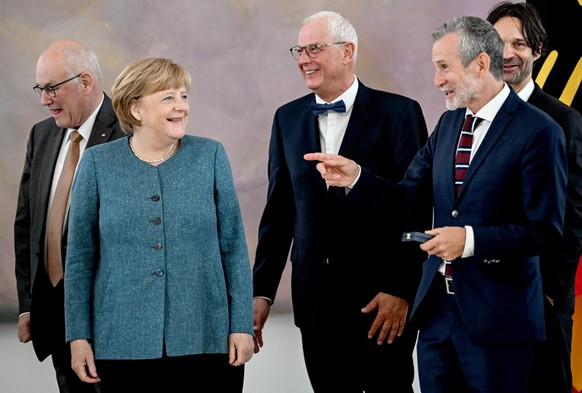 Volker Kauder (l-r), die ehemalige Bundeskanzlerin Angela Merkel, Jean-Claude Kuner, Autor und Moritz Rinke, Autor nehmen an der Verleihung des Verdienstkreuzes 1. Klasse des Verdienstordens der Bunde ...