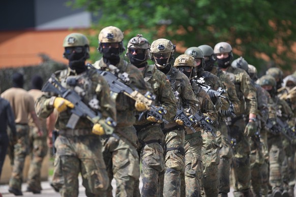 KSK-Soldaten absolvieren eine militärische Übung.