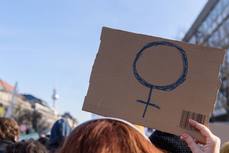 Berlin, Women s March Deutschland, Berlin - 19/01/2019: Mehrere hundert Menschen demonstrieren gegen Sexismus und Diskriminierung f�r Gleichberechtigung und Selbstbestimmung. Teilnehmerin mit Venussym ...