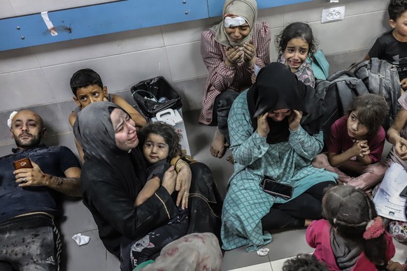 dpatopbilder - 17.10.2023, Palästinensische Gebiete, Gaza-Stadt: Verletzte Palästinenser warten warten auf medizinische Versorgung im Al-Shifa Krankenhaus, nachdem sie im Ahli Arab Krankenhaus im Gaza ...