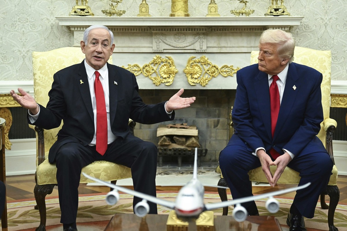 ARCHIV - 07.04.2025, USA, Washington: US-Präsident Donald Trump (r) und Israels Ministerpräsident Benjamin Netanjahu treffen sich im Oval Office des Weißen Hauses. Die USA haben laut einem Medienberic ...