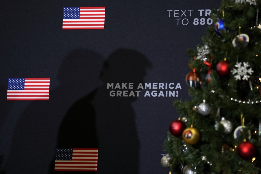 19.12.2023, USA, Waterloo: Donald Trump, ehemaliger Präsident der USA, verlässt die Bühne, nachdem er bei einer Wahlkampfveranstaltung gesprochen hat. Foto: Charlie Neibergall/AP +++ dpa-Bildfunk +++