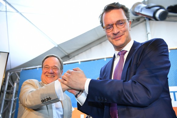 Politik, Landtagswahl, Nordrhein-Westfalen: Hendrik Wüst (CDU) feiert mit Armin Laschet (l) seinen Wahlsieg.