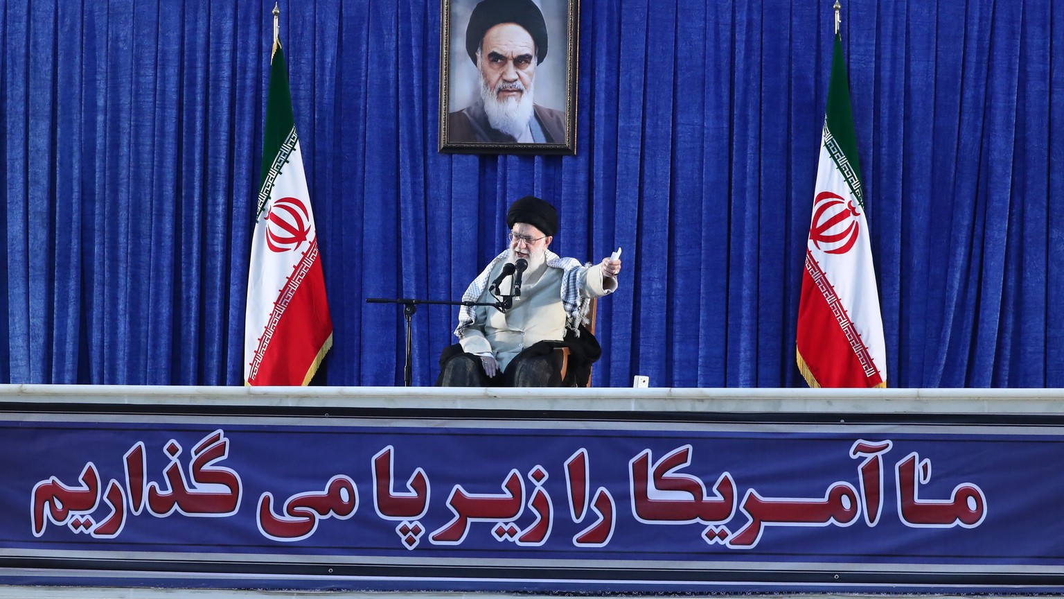 Ajatollah Chamenei hat erstmals seit 8 Jahren wieder das Freitagsgebet gesprochen (Archivbild),