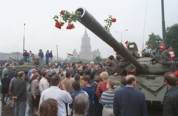 MOSCOW, RUSSIA. Attempted coup of August, 1991.Tanks downtown Moscow August 20. PUBLICATIONxINxGERxAUTxONLY 46812