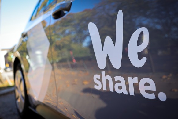 01.11.2022, Hamburg: Ein Fahrzeug des Carsharing-Anbieters Weshare steht an einer Straße in der Innenstadt. Der Berliner Carsharing-Anbieter Miles übernimmt das Konkurrenz-Angebot Weshare vom Volkswag ...