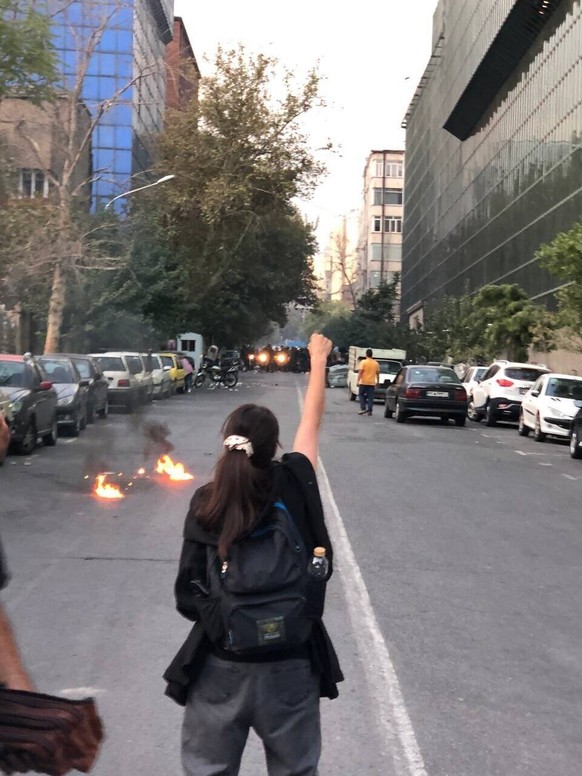 Protestierende Frauen in Teheran: Sie stellen sich den Sicherheitkräften entgegen.