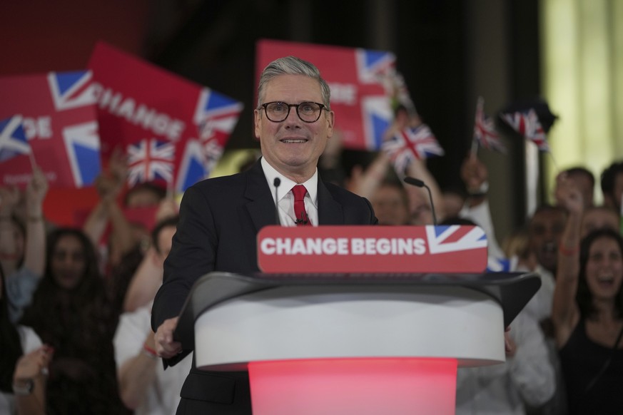 05.07.2024, Großbritannien, London: Der Vorsitzende der Labour Party, Keir Starmer, spricht zu seinen Anhängern in der Tate Modern. Foto: Kin Cheung/AP +++ dpa-Bildfunk +++