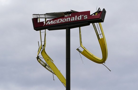 A McDonald&#039;s sign is seen damaged after Hurricane Laura passed through Iowa, Louisiana, U.S. August 27, 2020. REUTERS/Elijah Nouvelage