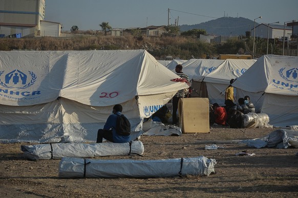 Registrierung für die Aufnahme und Unterbringung von Flüchtlingen und Einwanderern im neuen vorübergehenden Aufnahmelager für Flüchtlinge in Kara Tepe auf der griechischen Insel Lesbos am Samstag, den ...