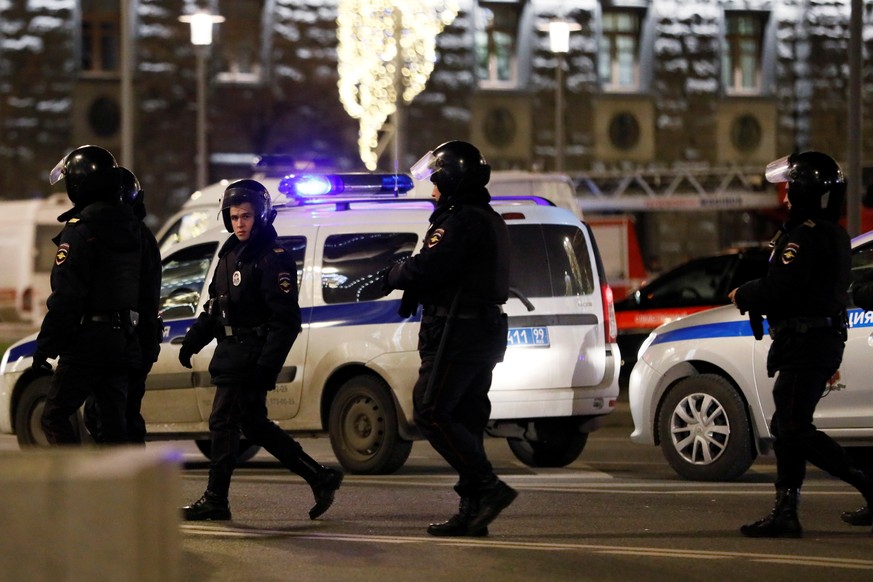 Polizeikräfte sichern am Donnerstagabend den Tatort. Der getötete Angreifer soll in jüngster Zeit "mit einigen Arabern telefoniert" haben.
