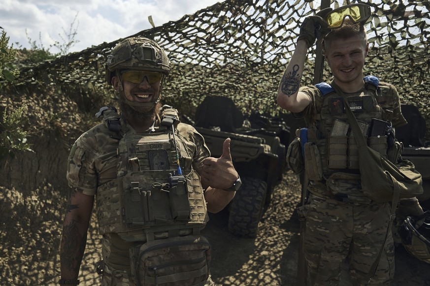 03.09.2023, Ukraine, Bachmut: Soldaten der 3. Separatistenbrigade scherzen miteinander. Foto: LIBKOS/AP +++ dpa-Bildfunk +++