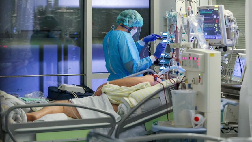 Ein Intensivpfleger versorgt einen Covid-19-Patienten auf der Intensivstation der Leipziger Uniklinik.