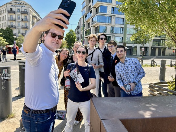 Moritz Körner (FDP) hält die Momente seiner Wahlkampftour für Instagram fest.